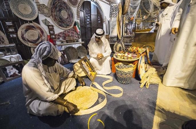 الشيخ ثامر الجابر خلال زيارته الجناح الكويتي﻿