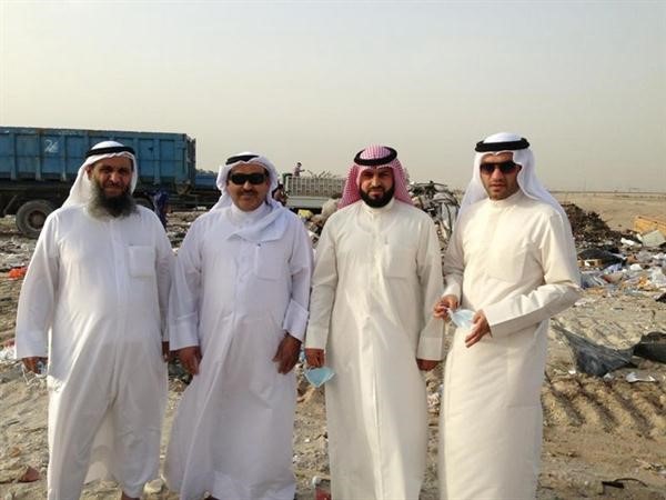 عضوا البلدي معبدالله العنزي وعبدالله الكندري في الموقع