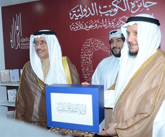 سمو رئيس الوزراء الشيخ جابر المبارك يتسلم اصدارات الادارة من الوزير شريدة المعوشرجي﻿