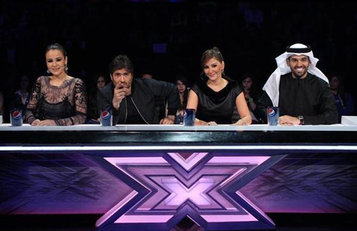إليسا تسقط على خشبة " إكس فاكتور" ومقدمو البرنامج يتغاضون عن الحادثة