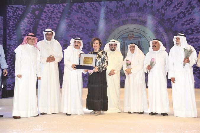 رائدة مسرح الطفل عواطف البدر تتسلم تكريمها بحضور الفنانين القديرين ابراهيم الصلال وخالد العبيد والكاتب القدير دسليمان الحزامي