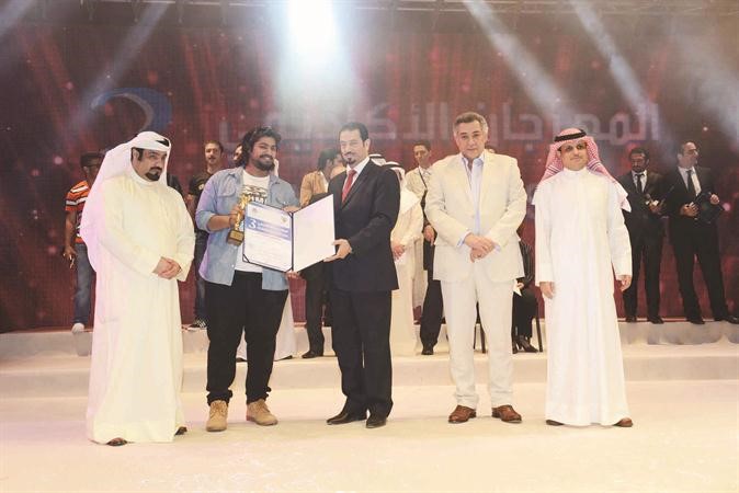 السفير حمد الدعيج يسلم جائزة افضل ديكور لعمر الظفيري