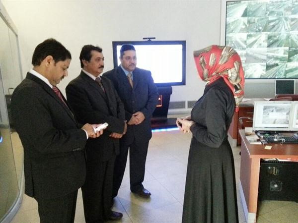 رئيسة المهندسين ملك توباس تشرح للوفد كيفية متابعة حركة المرور