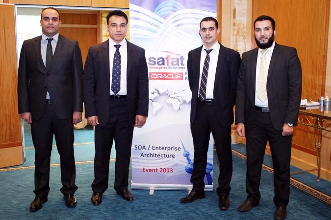 د ممدوح ناجي يتوسط فريق العمل في شركة الصفاة لنظم الكمبيوتر﻿