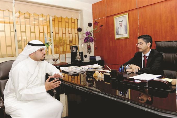 دمرزوق العازمي متحدثا للزميل عبدالكريم العبدالله