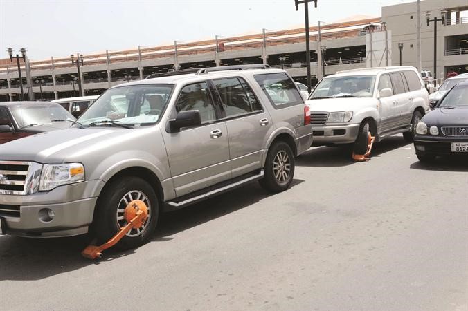 تكبيح السيارات المخالفة في مستشفى العدان من قبل مرور الاحمدي