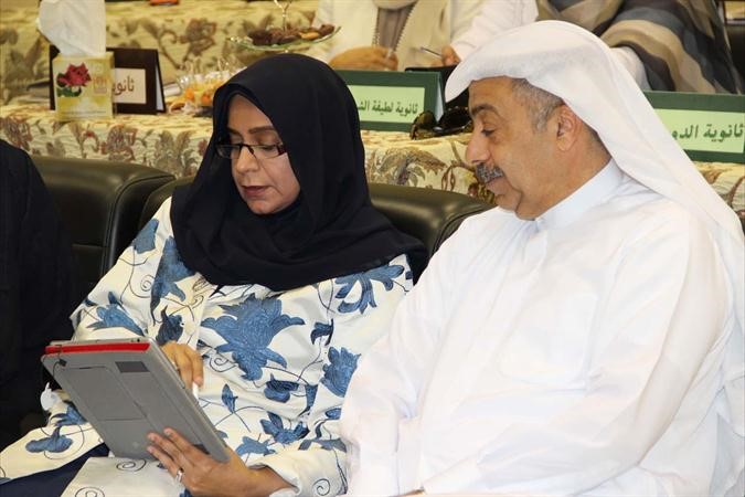 الموجه العام لمادة الحاسوب الاستاذ مكي الخباز ومديرة منطقة العاصمة التعليمية يسرى العمر﻿