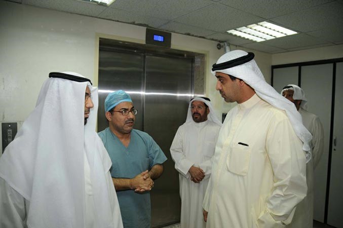 الوزير العبدالله يطمئن على حالة الرقيب عابدين من الطاقم الطبي