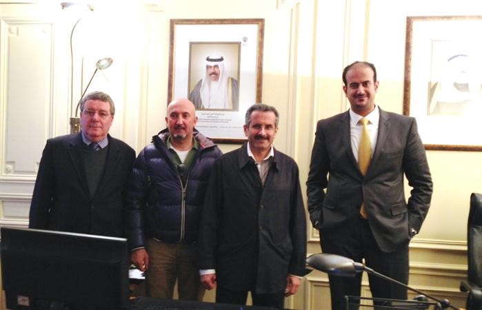 الشيخ مبارك الدعيج اثناء زيارته مكتب كونا في باريس ﻿