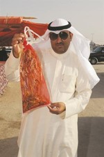 الدشيش يحمل خيشة جراد
