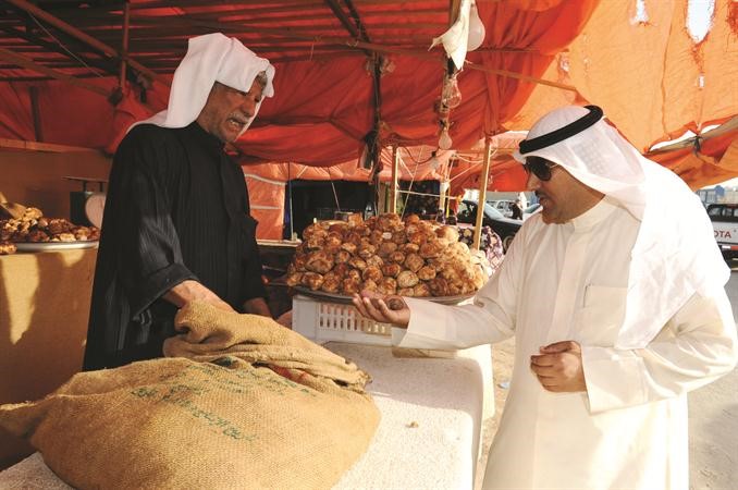 احد الباعة يتحدث للزميل محمد الدشيش قاسم باشا
