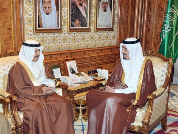 ولي العهد السعودي صاحب السمو الملكي الامير سلمان بن عبد العزيز مستقبلا رئيس وزراء البحرين الامير خليفة بن سلمان واس 