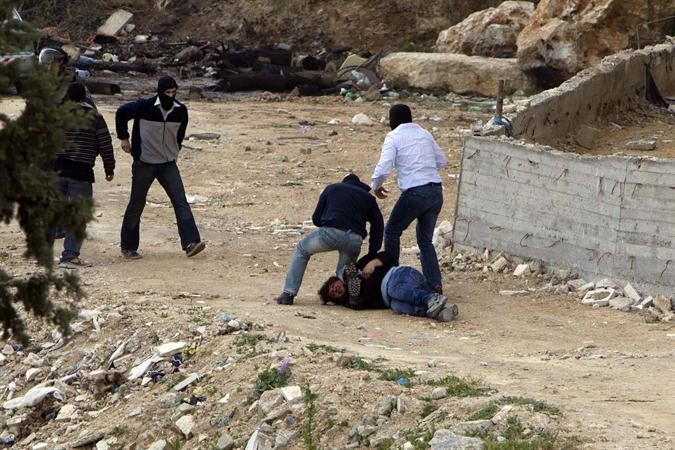 رجال شرطة اسرائيليون بلباس مدني يعتقلون متظاهرا فلسطينيا في القدس المحتلة ا ف ب
