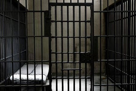 سجن مزارع فيتنامي لدفاعه عن أرضه بطريقة عسكرية