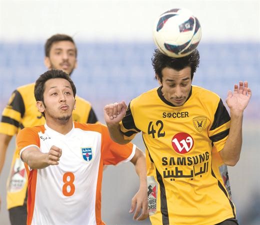 لاعب القادسية سيف الحشان يحول الكرة براسه قبل وصول لاعب كاظمة مشاري العازمي