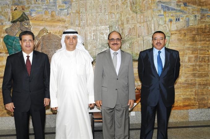 وزير الاعلام اليمني علي العمراني ومعلي اليوحة خلال الزيارة﻿