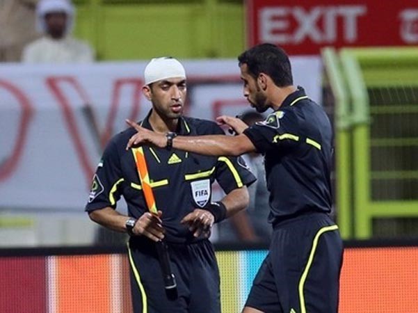 بالفيديو .. سالت دماء الحكم الإماراتي بعد رميه بقطعة حديدية.. فأوقف المباراة ثم ألغاها 