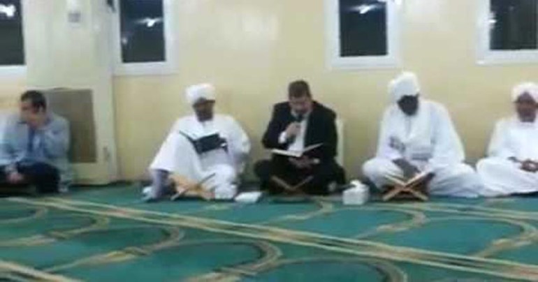 بالفيديو.. مرسي يقرأ القرآن مع رئيس السودان بعد صلاة الفجر 