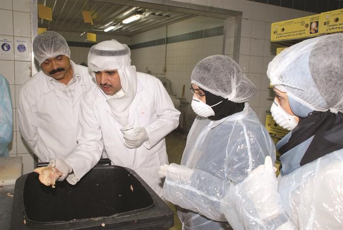 ممثلو البلدية وديوان المحاسبة خلال التاكد من سلامة اجراءات الذبح