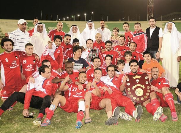 لقطة تذكارية مع الفريق الفائز بدوري المصارف﻿