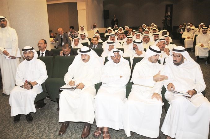 كبار الحضور ويبدو بدر الخرافي متحدثا مع احد المساهمين خلال الجمعية العمومية﻿