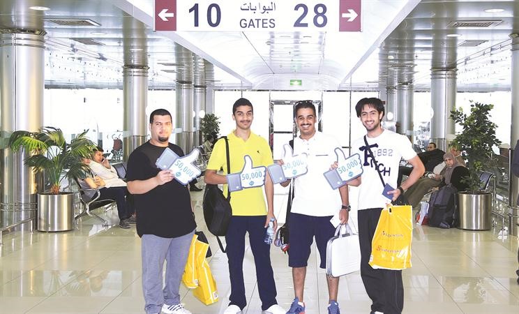 مسافرون على متن طيران الجزيرة يرفعون علامة الاعجاب على الـفيسبوك﻿