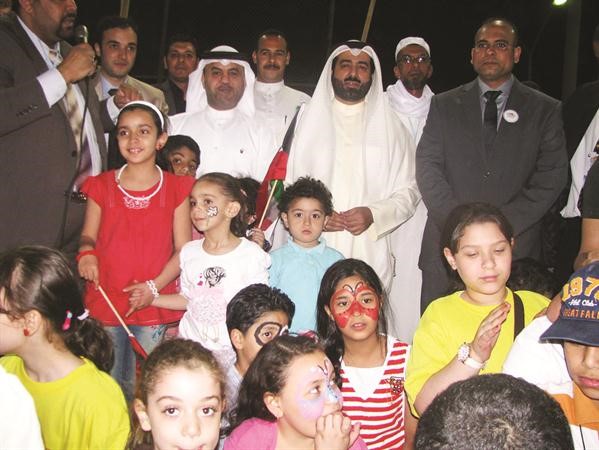 السفير السبيعي يتوسط الايتام﻿