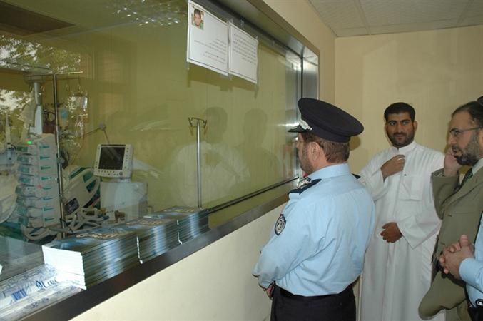 اللواء يوسف الانصاري خلال متابعته لحالة الاطفائي في مستشفى البابطين 