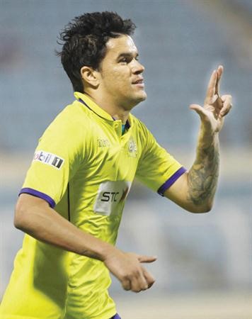 مهاجم النصر رافائيل باستوس يحتفل بهدفه﻿