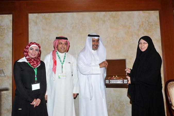 المطيري مكرما احد المشاركين في الورشة متين غوزال