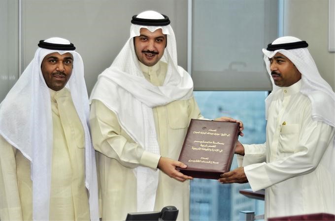 الشيخ مبارك العبدالله يتسلم رسالة ماجستير من الظفيري﻿
