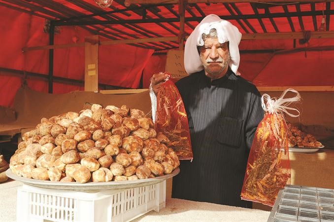 اكياس الجراد بجوار الفقع في سوق الري﻿