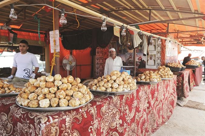 باعة الفقع في انتظار الزبائن	قاسم باشا﻿