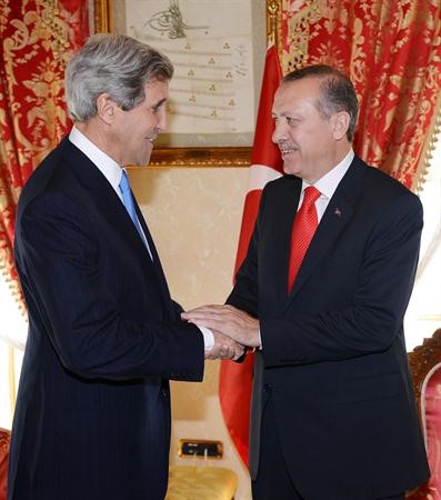 رئيس الوزراء التركي رجب طيب اردوغان مستقبلا وزير الخارجية الاميركي جون كيري في اسطنبول امس	 ا ف پ﻿