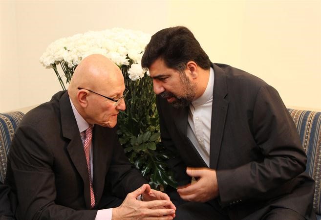 حديث جانبي بين الرئيس المكلف بتشكيل الحكومة تمام سلام والسفير الايراني غضنفر ركن ابادي في قصر المصيطبة امس محمود الطويل