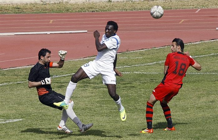مهاجم الراسينغ بيروت العاجي لاسينا سورو في مواجهة حارس الاخاء الاهلي عاليه ربيع الكاخي﻿