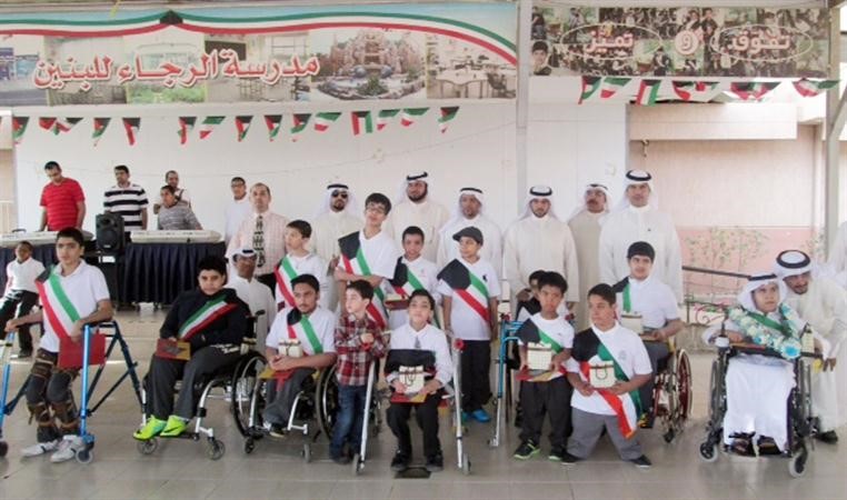 خالد الداحس وعبدالكريم البدر وبدر الشراح مع الطلبة المتفوقين في لقطة تذكارية 