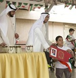 الداحس وبدر الشراح يكرمان احد الطلبة 