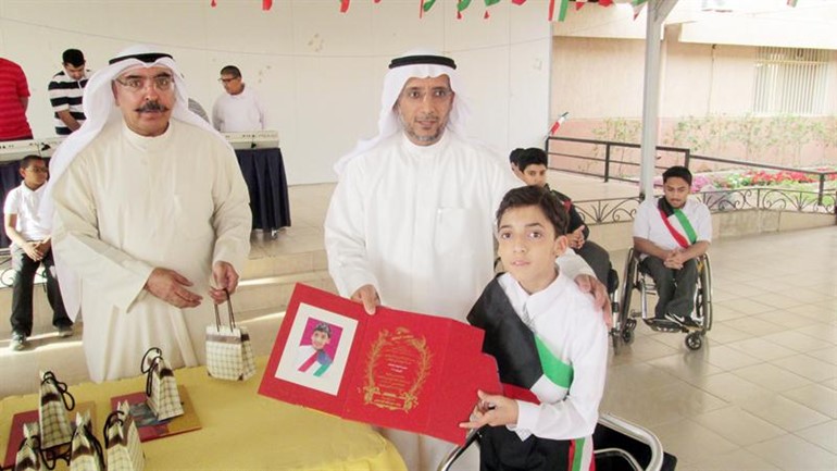 خالد الشراح مكرما احد الطلبة المتفوقين