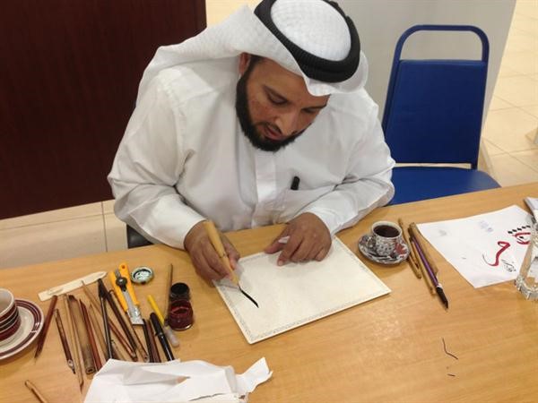 احد المشاركين في المعرض