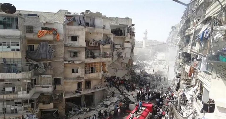 صورة بثها المركز الاعلامي لحلب لمدنيين يحاولون انقاذ جرحى او انتشال جثث من تحت انقاض الابنية المتهدمة في الانصاري﻿