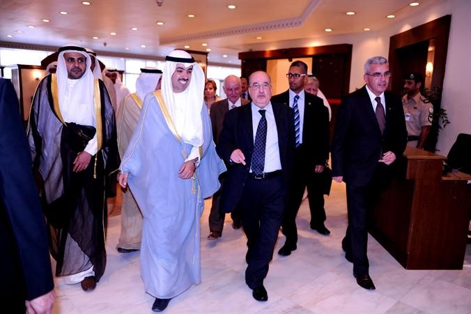 رئيس مجلس الامة علي الراشد مستقبلا نظيره الفلسطيني سليم الزعنون