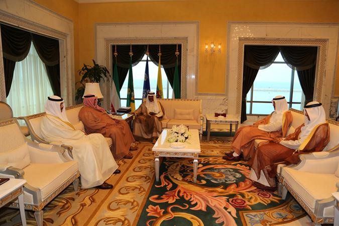 سمو ولي العهد الشيخ نواف الاحمد مستقبلا الشيخ احمد الخالد والشيخ صباح الخالد والشيخ سلمان الحمود والشيخ محمد العبدالله﻿