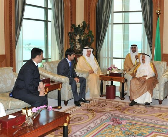 صاحب السمو الامير الشيخ صباح الاحمد مستقبلا رستم علي﻿