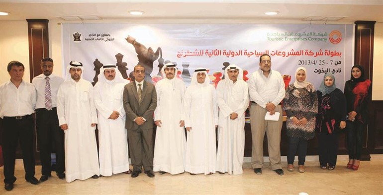 عبدالله شعيب وعادل العميري وشاكر العفو وزينب الخياط وانوار موسى والاء ابل وخلف العنزي﻿