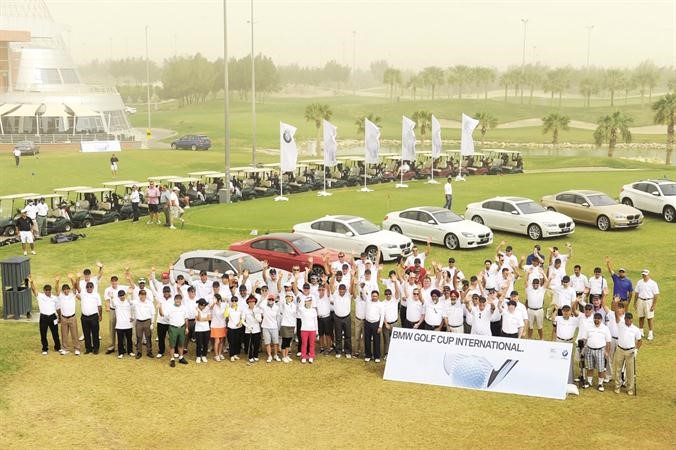 لقطة جماعية للمشاركين في اول بطولة BMW للغولف في الكويت