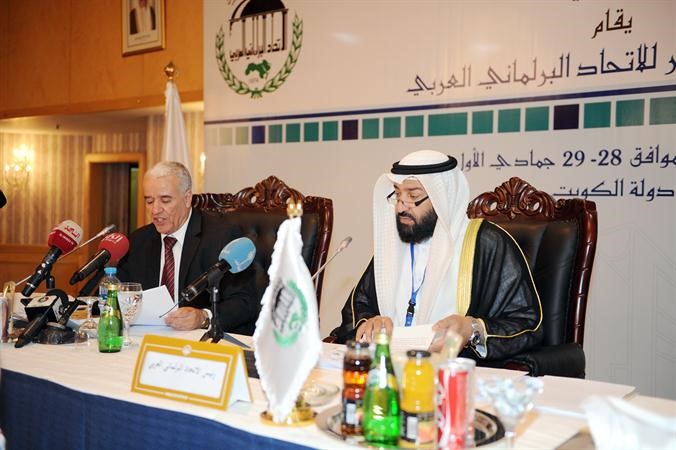 العمير ونور الدين بوشكوج خلال الاجتماع﻿