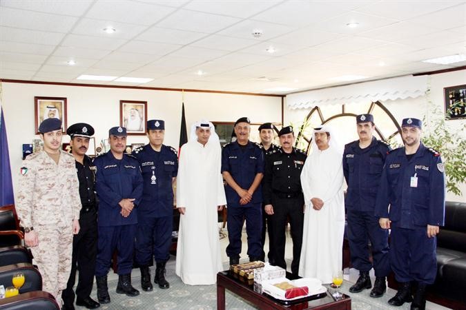 اللواء عبدالله المهنا والعميد زهير النصرالله يتوسطان اسر الشهداء﻿