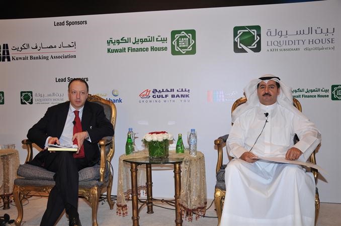 حمد المرزوق متحدثا خلال جلسات المؤتمر ﻿