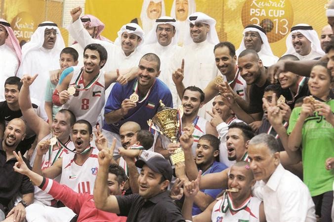 فرحة كبيرة للاعبي الكويت اثناء التتويج عادل اليعقوب
